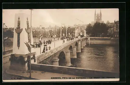 AK Angers, Fete de la Victoire - Le Pont de Verdun