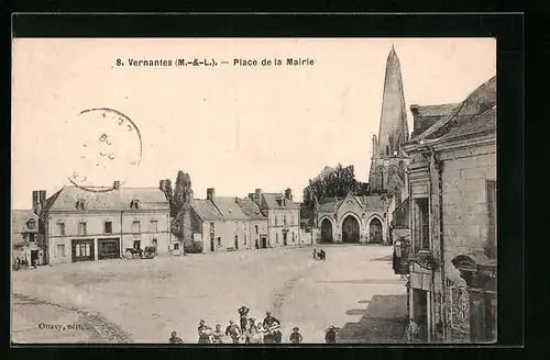 AK Vernantes, Place de la Mairie