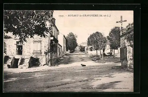 AK Noyant-la-Gravoyère, Ortspartie mit Wegkreuz