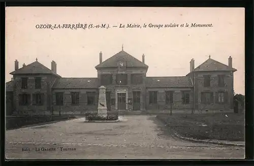 AK Ozoir-la-Ferrière, La Mairie, le Groupe scolaire et le Monument