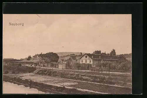 AK Neuburg, Blick von Gewässer aus auf Bahnhof