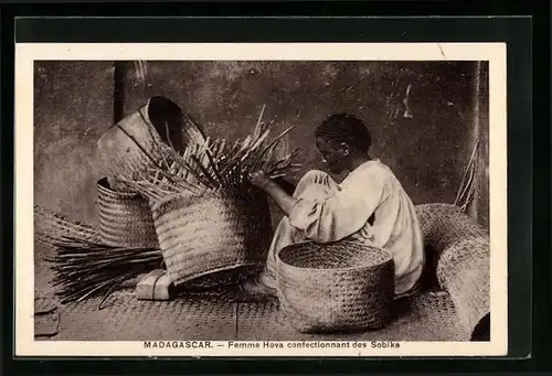 AK Madagascar, Femme Hova confectionnant des Sobika