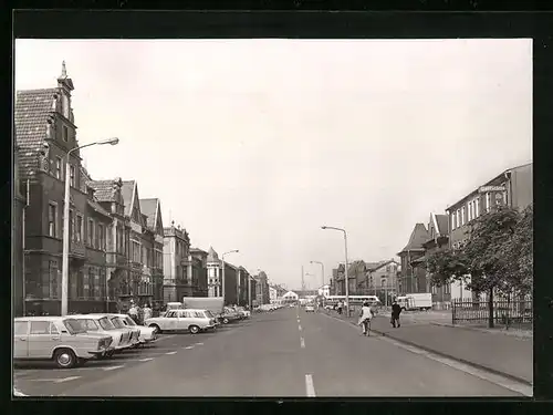 AK Bitterfeld, Leninstrasse mit Radfahrerin