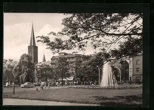 AK Bitterfeld, Walther-Rathenau-Strasse mit Springbrunnen und Kirche