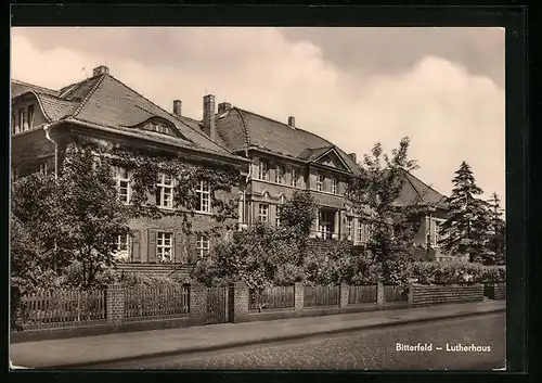 AK Bitterfeld, Lutherhaus von der Strasse gesehen