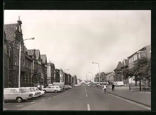 AK Bitterfeld, Leninstrasse mit Autos
