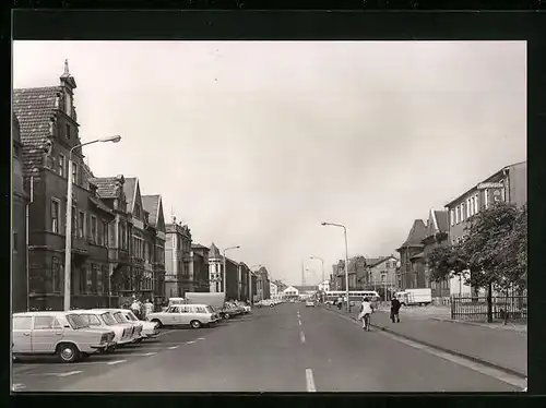 AK Bitterfeld, Leninstrasse mit Autos