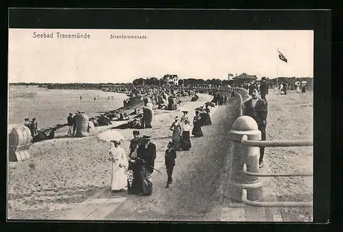 AK Travemünde, Spaziergänger auf der Strandpromenade