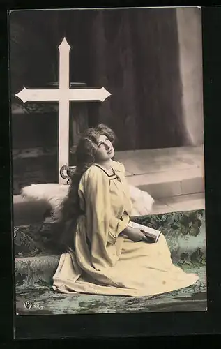 AK Dame im gelben Kleid vor Kreuz mit Buch sitzend