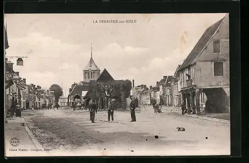 AK La Ferrière-sur-Risle, La Place