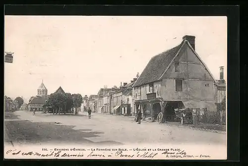 AK La Ferrière-sur-Risle, L`Église et la Grande Place