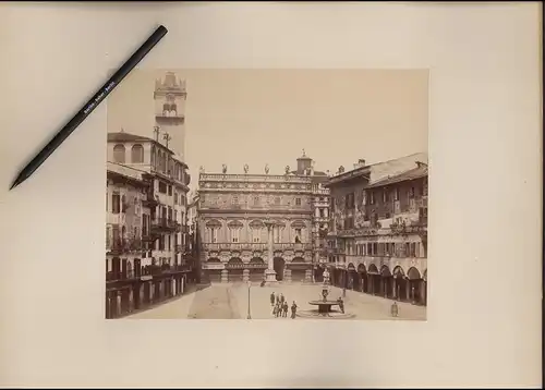 Fotografie unbekannter Fotograf, Ansicht Verona, Piazza della Erbe, Ladengeschäft Gomberto Veroi und Bernardo Busti