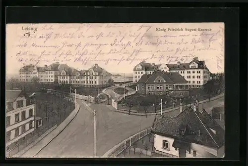 AK Leisnig, König Friedrich August-Kaserne mit Strassenpartie