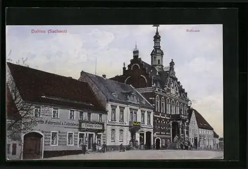 AK Dahlen i. Sa., Strassenpartie am Marktplatz mit Rathaus