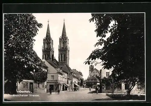 AK Oschatz, Passanten in der Altoschatzer Strasse