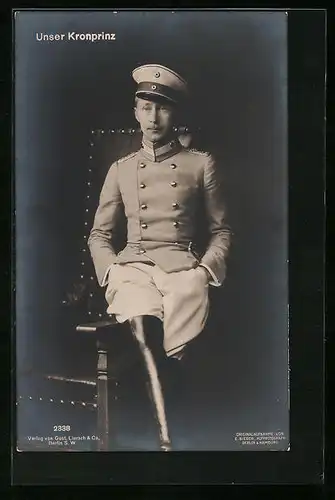 AK Kronprinz Wilhelm von Preussen in lässiger Pose auf der Lehne eines Sessels sitzend