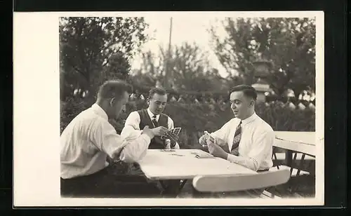 Foto-AK Drei Herren beim Kartenspiel am Tisch