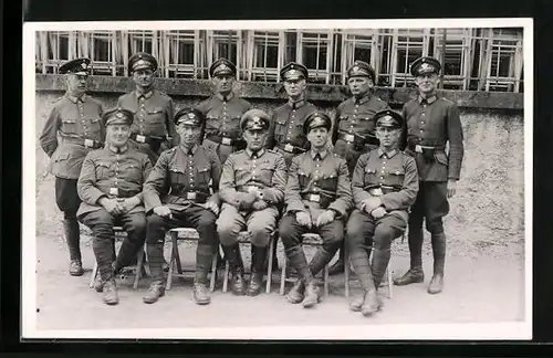 Foto-AK Polizisten in Uniform mit Schirmmütze