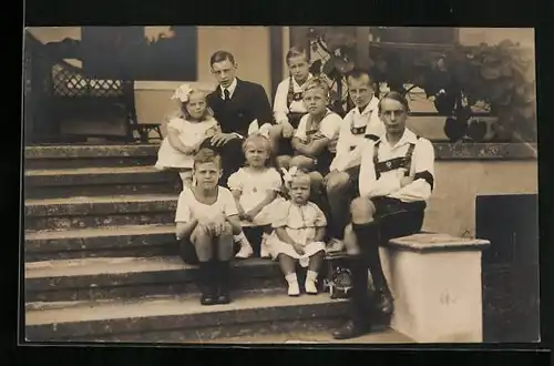 AK Gruppenfoto Kinder mit Prinz Louis Ferdinand und Prinz Wilhelm von Preussen