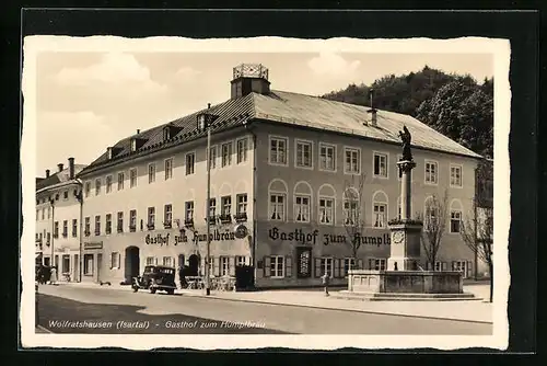 AK Wolfratshausen /Isartal, Gasthof zum Humplbräu - Gebäude mit Denkmal und Automobil