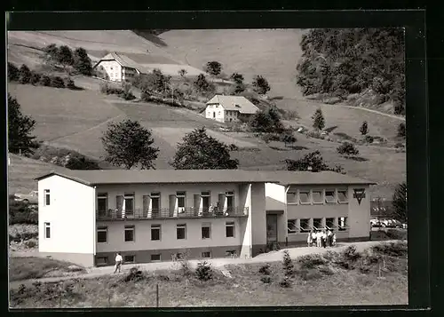 AK Neuenweg /Schwarzwald, Unser Haus am Belchen mit Gästen