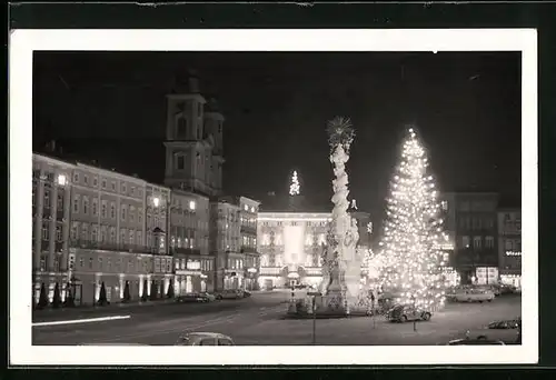 AK Linz a. D., Ortspartie mit Denkmal und Weihnachtsbaum