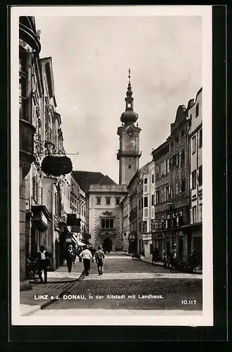 AK Linz a. d. Donau, Passanten in der Altstadt mit Landhaus