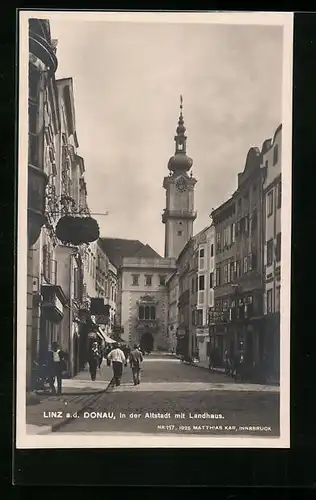 AK Linz a. d. Donau, Urlauber in der Altstadt mit Landhaus