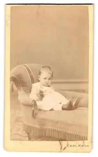 Fotografie Carl Kroh, Wien, Piaristengasse 20, Kleinkind mit Blumensträuüchen auf einer Chaiselongue