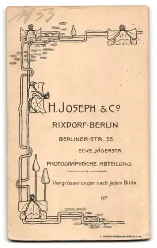 Fotografie H. Joseph & Co., Rixdorf, Berlinerstrasse 55, Konfirmand mit Segelohren und Hut in der Hand