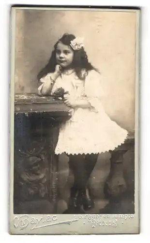 Fotografie C. Baylac, Paris, Faub. du Temple 46, Kleines Mädchen mit Langen Haaren im Spitzenkleid