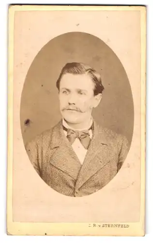 Fotografie C. R. von Sternfeld, Eger-Franzensbad, Bürgerlicher mit Seitenscheitel und Schnurrbart