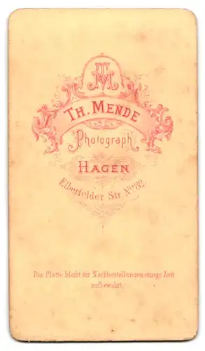 Fotografie Th. Mende, Hagen, Elberfelder Strasse 82, Junges Paar mit ernster Miene im Sonntagsstaat