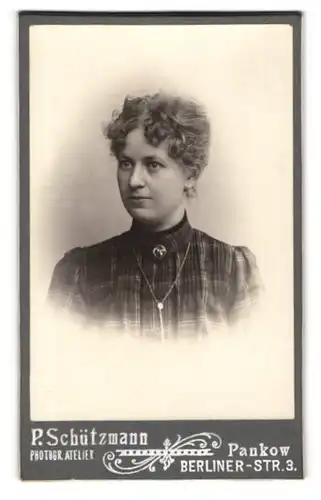 Fotografie P. Schützmann, Pankow, Berliner-Strasse 3, Junge Frau mit Stirnlocken und Brosche