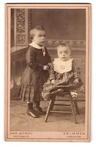 Fotografie And. Bönki, Grimmen, Lange-Strasse 264, Kind im Kleid mit Kleinkind im Stühlchen