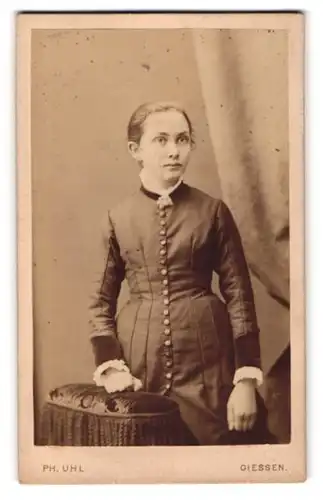 Fotografie Ph. Uhl, Giessen, Frankfurterstrasse 7, Junge Frau in tailliertem Kleid mit Brosche
