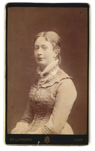 Fotografie Bellingard, Lyon, Place St. Pierre, Junge Frau in Rüschenkleid mit hohem Spitzenkragen