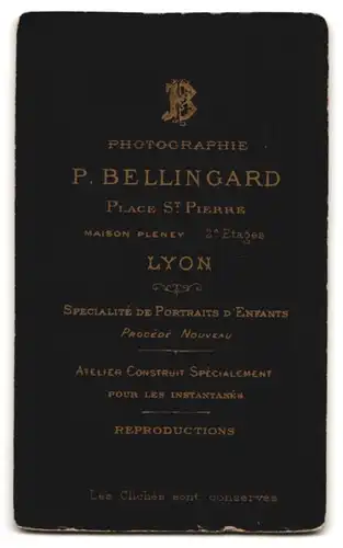 Fotografie Bellingard, Lyon, Place St. Pierre, Junge Frau in Rüschenkleid mit hohem Spitzenkragen