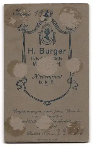 Fotografie H. Burger, Niedergrund, Paar im Sonntagsstaat mit trotzig blickendem Kind