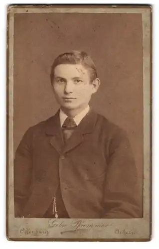 Fotografie Gebrüder Pfrommer, Offenburg, Jüngling im Sonntagsanzug mit Uhrenkette