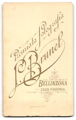 Fotografie L. Brunel, Bellinzona, Korpulenter junger Mann im Sonntagsstaat