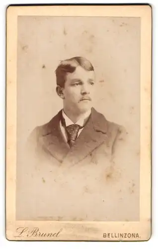 Fotografie L. Brunel, Bellinzona, Junger Mann mit gescheitelten Haaren und Oberlippenbart