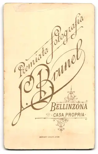 Fotografie L. Brunel, Bellinzona, Junger Mann mit gescheitelten Haaren und Oberlippenbart
