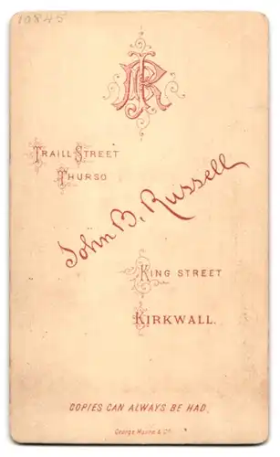 Fotografie John B. Russel, Kirkwall, King Street, Freundlich blickende Dame mit Medaillon und Spitzenkragen