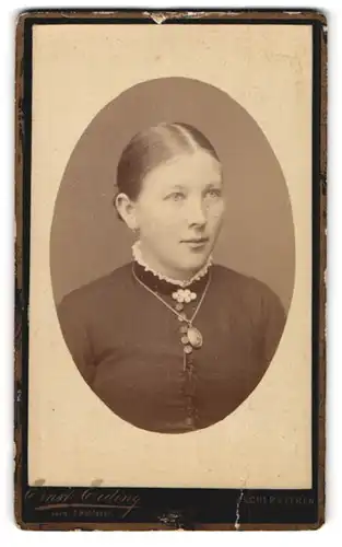 Fotografie Ernst Eiding, Aschersleben, Über den Steinen 32, Junge Frau mit streng zurückgekämmten Haaren und Medaillon