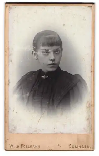 Fotografie Wilhelm Pollmann, Solingen, Weyersbergerstr. 2, Portrait Mädchen mit Pony Haarschnitt im Sonntagskleid