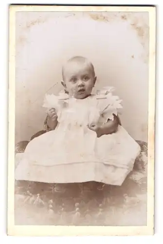 Fotografie Otto Lorenz, Solingen, Kaiserstr. 300, Baby im Taufkleid