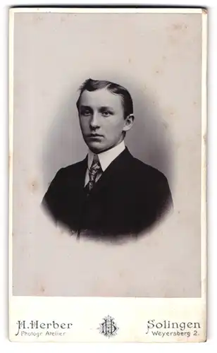 Fotografie H. Herber, Solingen, Weyersberg 2, Portrait junger Mann trägt Anzug und Krawatte