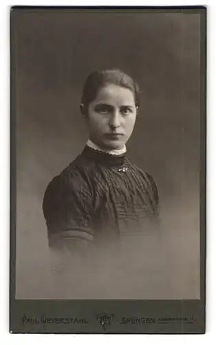 Fotografie Paul Weyerstahl, Solingen, Kasernenstr. 17, Portrait Brünette Dame mit Brosche