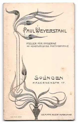 Fotografie Paul Weyerstahl, Solingen, Kasernenstr. 17, Portrait Brünette Dame mit Brosche